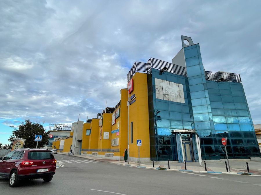 Vista exterior del centro comercial Las Velas en Los Narejos