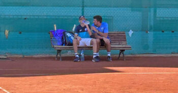 Capitán del CT San Javier conversando con un jugador en la pista de tenis