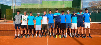 Equipo del Club de Tenis San Javier posando en la pista de tenis