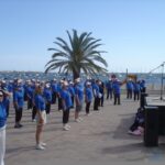 Grupo de personas mayores haciendo ejercicio al aire libre en San Javier