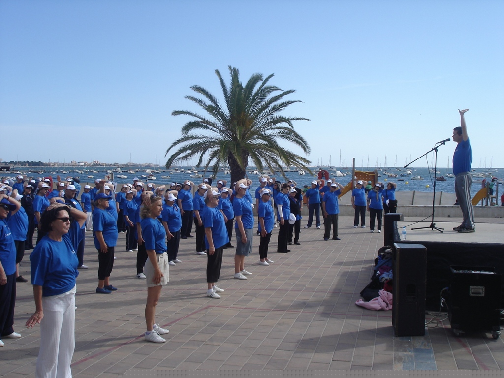 Grupo de personas mayores haciendo ejercicio al aire libre en San Javier