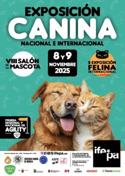 Perro y gato sonrientes en la exposición canina y felina 2025