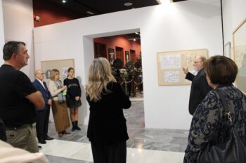 Visita guiada en la exposición de dibujos de Carpe en el museo Barón de Benifayó