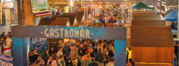 Vista general de la feria Gastromar en Los Alcázares con asistentes y puestos.