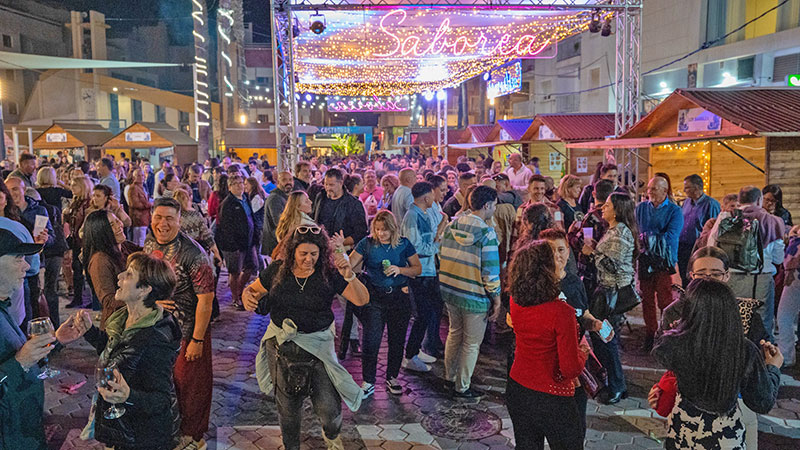 Multitud de personas disfrutando en la feria gastronómica Gastromar en Los Alcázares