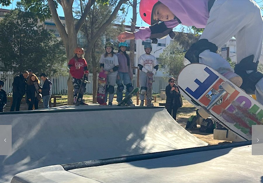 Niño patinando en el skatepark Parque Almansa con espectadores al fondo.