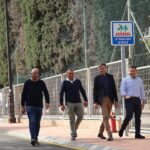 Cuatro hombres caminando en la Avenida del Taibilla con señal de atención niños.