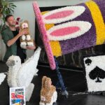 Artista sosteniendo un conejo de peluche en un evento de magia.