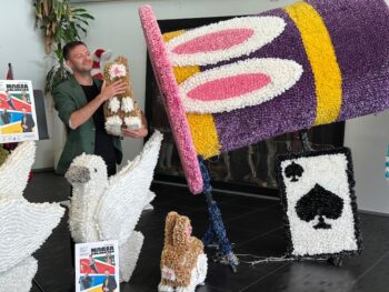 Artista sosteniendo un conejo de peluche en un evento de magia.