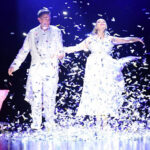 Actuación de magia en el festival con confeti en el aire