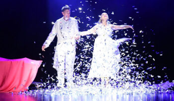 Actuación de magia en el festival con confeti en el aire