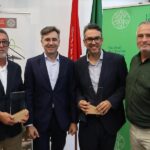 Cuatro hombres sosteniendo premios en el Foro de Empleo y Desarrollo Local