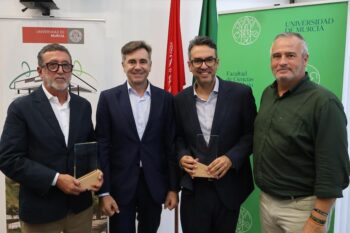 Cuatro hombres sosteniendo premios en el Foro de Empleo y Desarrollo Local