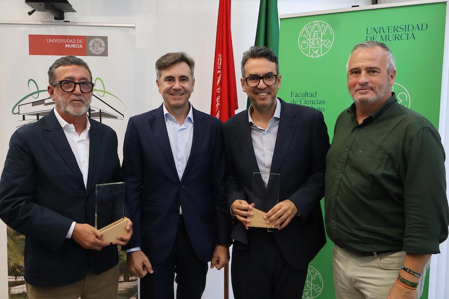 Cuatro hombres sosteniendo premios en el Foro de Empleo y Desarrollo Local