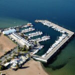 Vista aérea del puerto deportivo de Mar de Cristal con embarcaciones