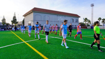 Jugadores ingresando al campo de fútbol renovado en La Torre