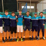 Equipo del Club de Tenis San Javier posando en la pista