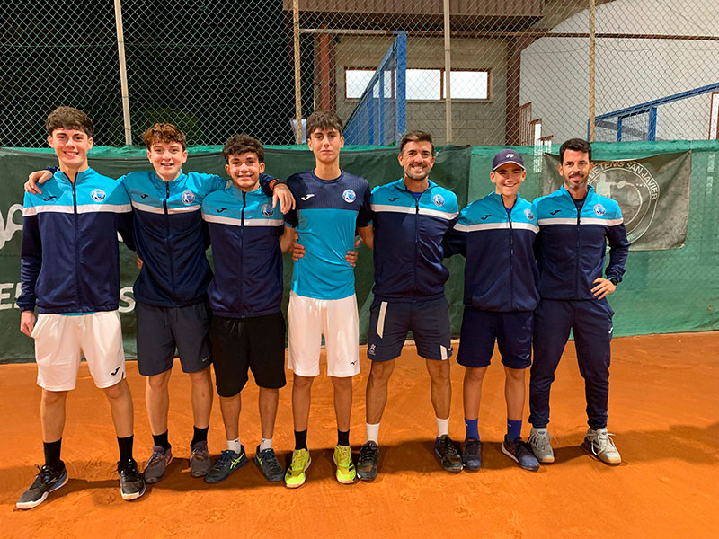 Equipo del Club de Tenis San Javier posando en la pista