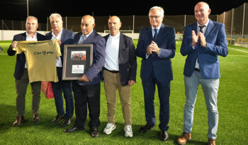 Ceremonia de homenaje a José Saura Meroño en el campo de fútbol.