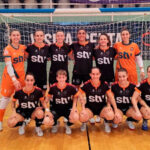 Equipo femenino de fútbol sala STV Roldán posando en el pabellón municipal.