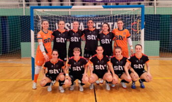 Equipo femenino de fútbol sala STV Roldán posando en el pabellón municipal.