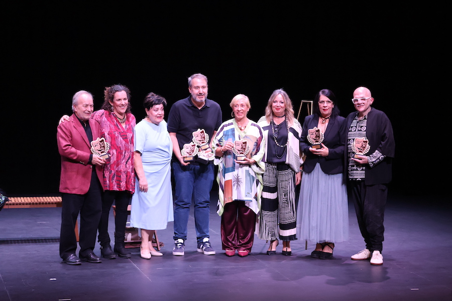 Grupo de actores premiados en el certamen de teatro aficionado