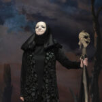 Actriz vestida de negro con un bastón en el Teatro Circo Apolo