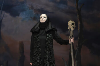 Actriz vestida de negro con un bastón en el Teatro Circo Apolo