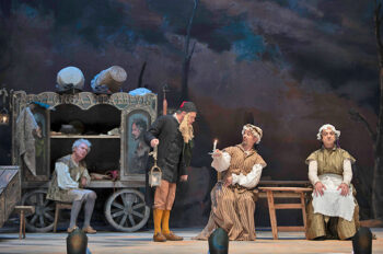 Escena de una comedia teatral con actores en vestimenta clásica