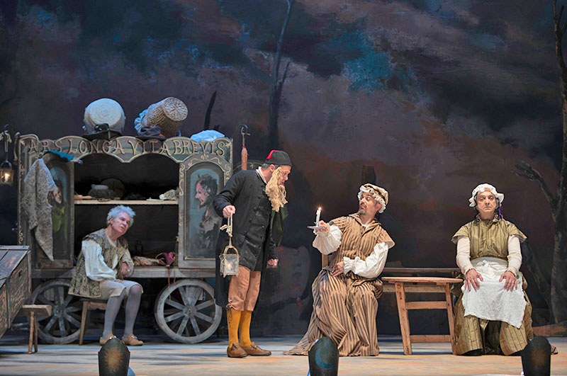 Escena de una comedia teatral con actores en vestimenta clásica