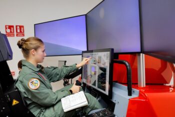 La Princesa de Asturias en un simulador de vuelo en la AGA