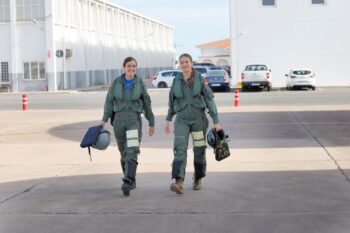 La Princesa de Asturias y su instructora en la Academia General del Aire.
