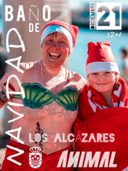 Dos personas sonrientes en un baño navideño en Los Alcázares
