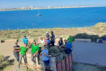 Grupo de personas trabajando en la eliminación de plantas invasoras en Cabo de Palos