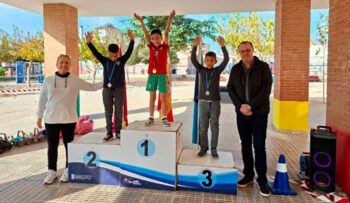 Niños en el podio tras una competición de cross escolar en San Javier.