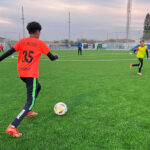 Jugadores en un campo de fútbol de césped artificial en Balsicas