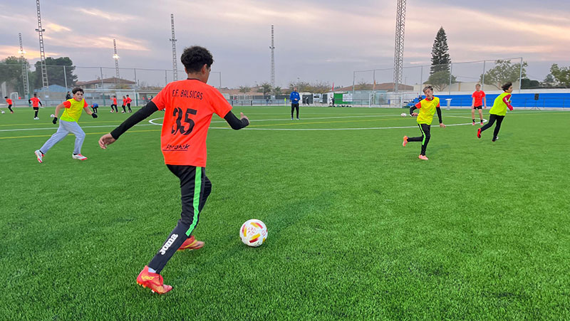 Jugadores en un campo de fútbol de césped artificial en Balsicas