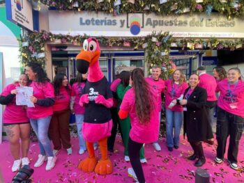Grupo de personas celebrando premios de lotería en San Pedro del Pinatar