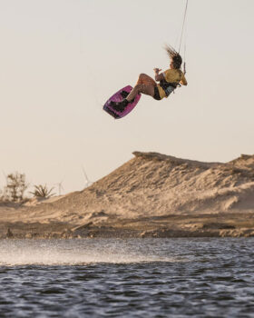 Claudia León realizando un salto en kitesurf en Brasil