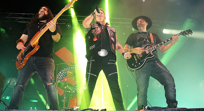 Actuación de la banda Seguridad Social en un concierto en San Javier