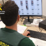 Agente de la Guardia Civil trabajando en un caso de pornografía infantil
