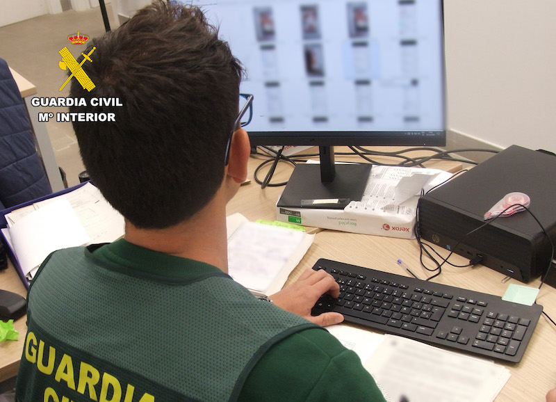Agente de la Guardia Civil trabajando en un caso de pornografía infantil