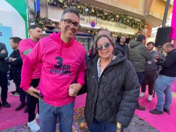 Dos personas celebrando la lotería en San Pedro del Pinatar