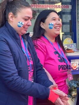 Dos mujeres celebrando premios de lotería en San Pedro del Pinatar