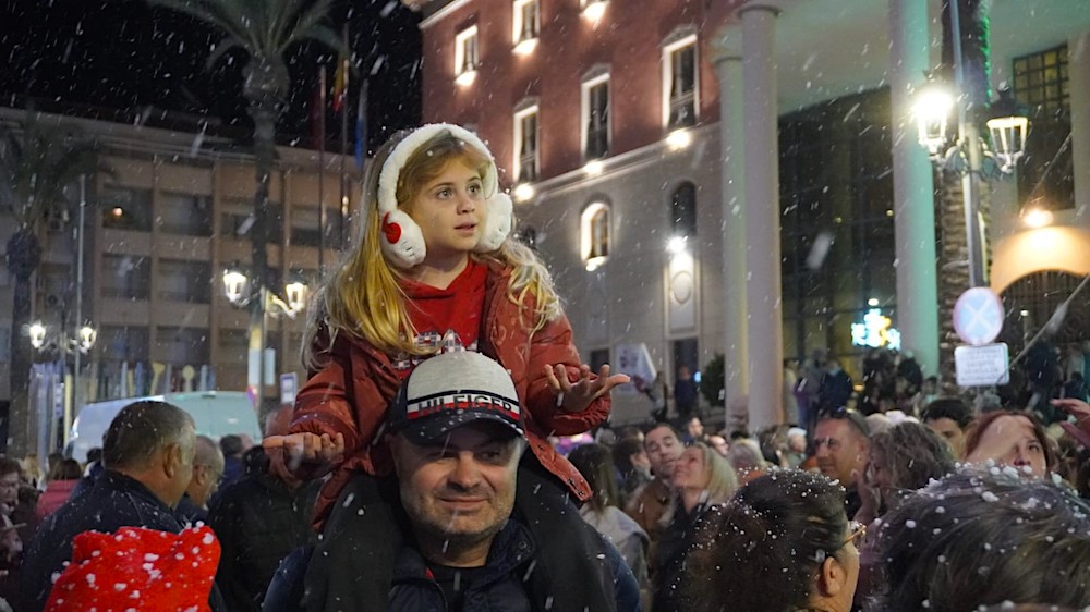 Niña emocionada en el encendido navideño de Los Alcázares