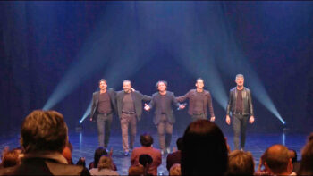 Actuación en un espectáculo navideño con artistas en el escenario