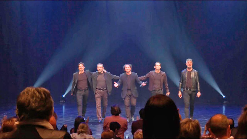 Actuación en un espectáculo navideño con artistas en el escenario