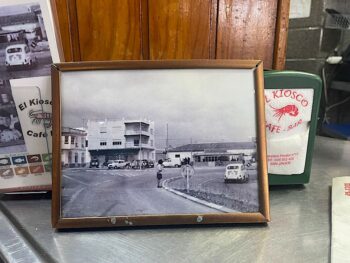 Fotografía en blanco y negro del quiosco de San Javier