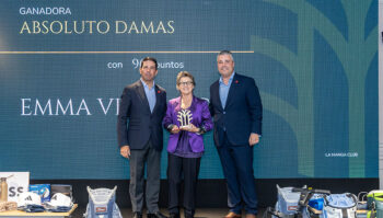 Emma Vila Macho recibiendo un premio en el Open de La Manga Club