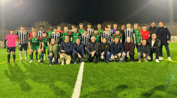 Grupo de personas en la inauguración del campo de fútbol en Balsicas